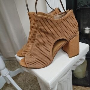 GIANNI BINI PERFORATED LEATHER PEEP TOE BOOTIES, BROWN 8